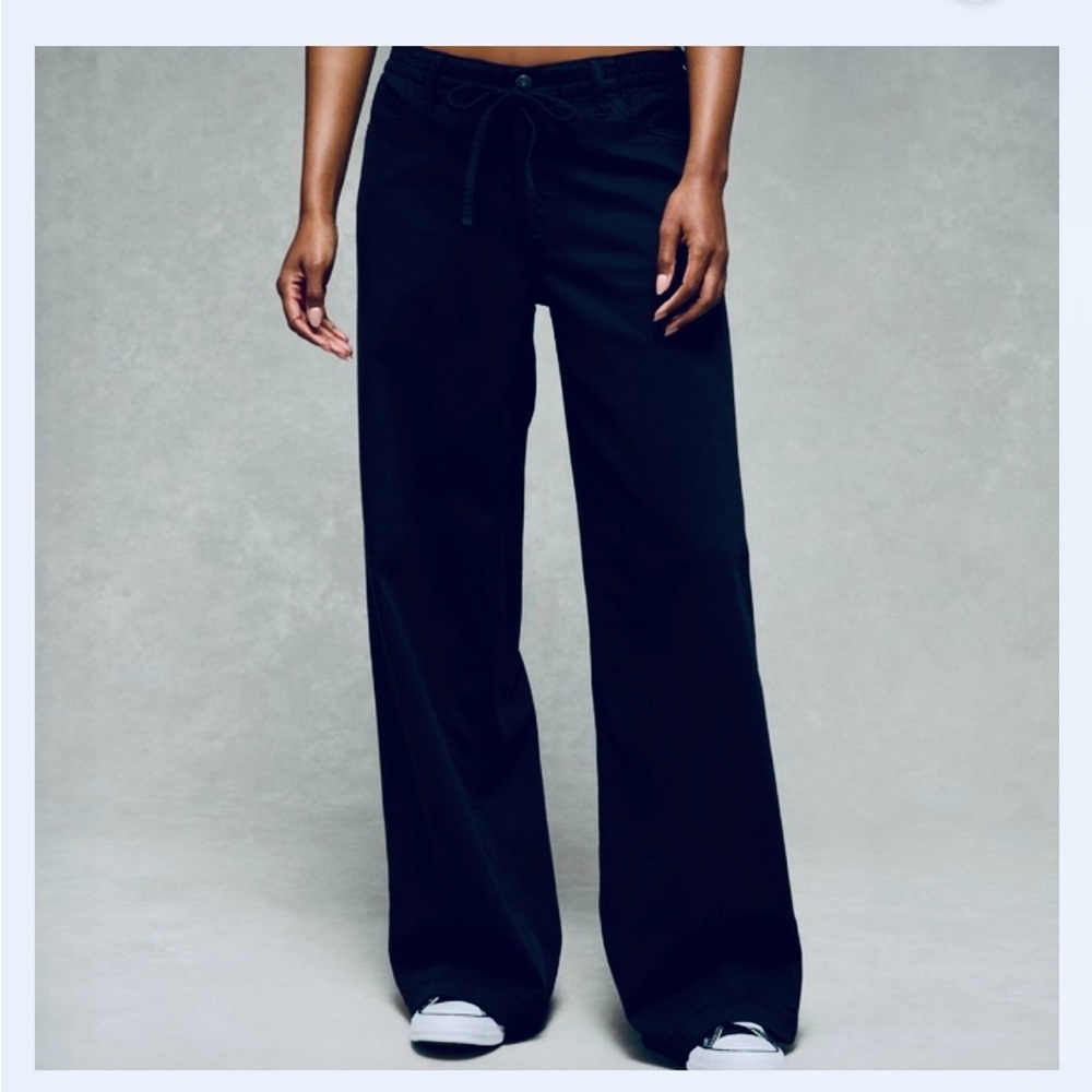 AE Black Dreamy Drape Stretch Low-Rise Ultra Wide-Leg Pants in Black, Size 4 Reg